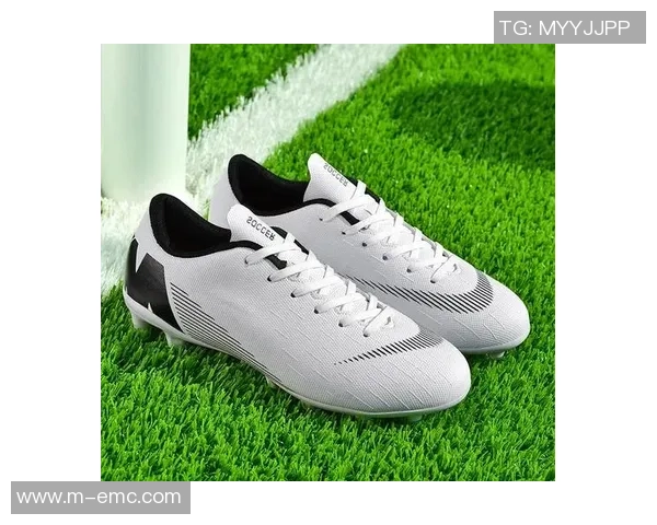 粘足球鞋的胶水选择与使用技巧全面解析助你提升运动表现 粘足球鞋的胶水选择与使用技巧全面解析助你提升运动表现