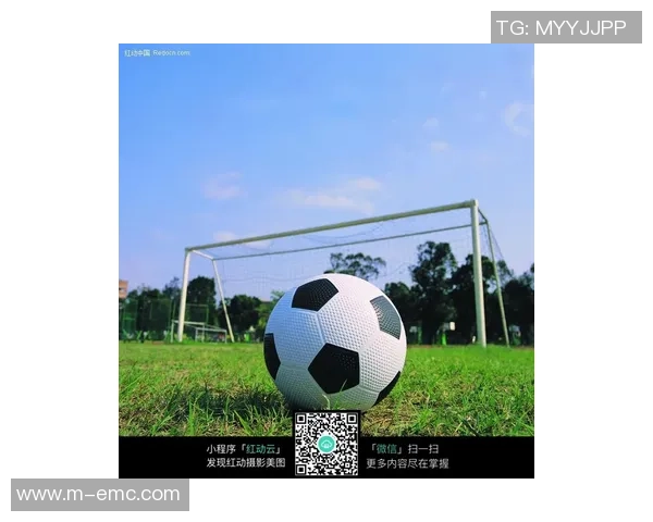 甜蜜足球情缘QQ情侣头像展现爱的默契与激情